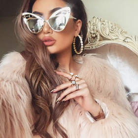 Хостес в заведение люкс класса!