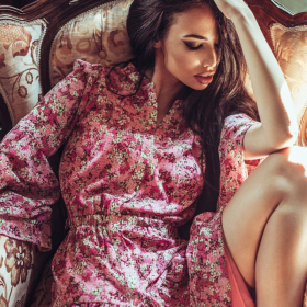 Хостес в студию массажа