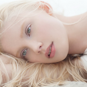 Требуется хостес. Помогаем с переездом.