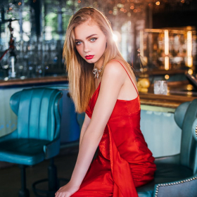 Хостес в студию массажа